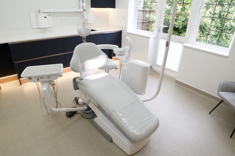 Watford Smiles Invisalign, Composite Bonding, Veneers & Dental Implants