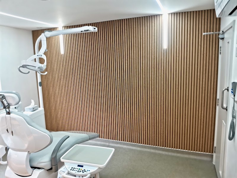 Watford Smiles Invisalign, Composite Bonding, Veneers & Dental Implants