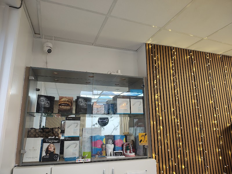 Happy Smiles Dental Clinic - Accepting New Patients | Composite Bonding | Invisalign | Dental Implants | Hygienists